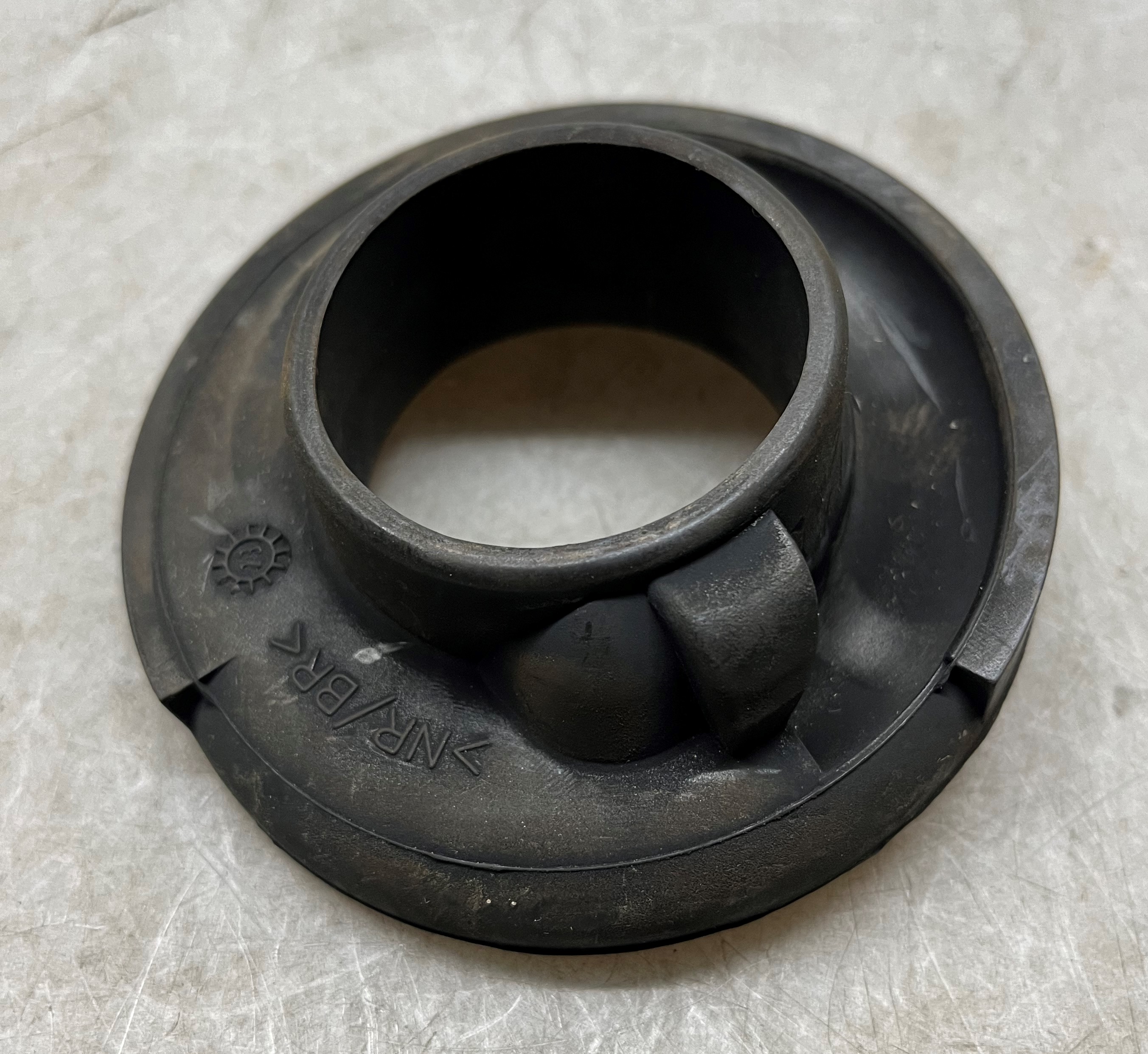 Federbeinauflage-Hinterachse-Bus VW T5 T6 T6.1 Gummi Unterlage Feder Hinterachse Gummiunterlage Set / 1 Paar